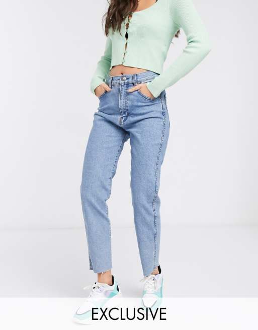 Pull Bear Smalle mom stretch jeans in blauw ASOS Pull Bear Smalle mom stretch jeans in blauw ASOS