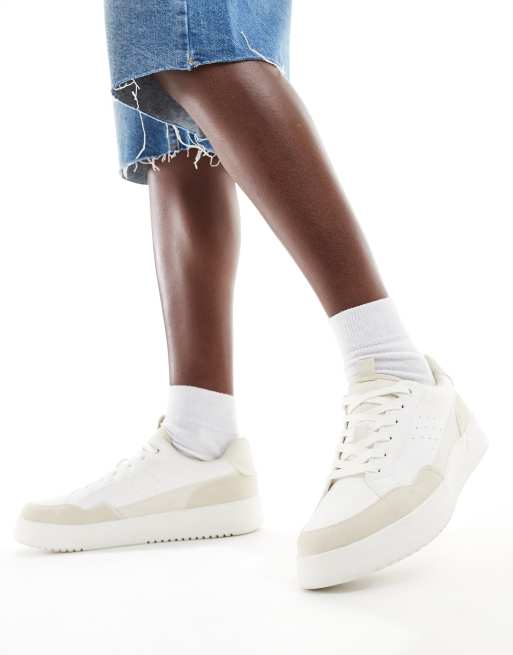 Pull&Bear – Sneaker in Weiß mit dicker Profilsohle und Kontrastdesign