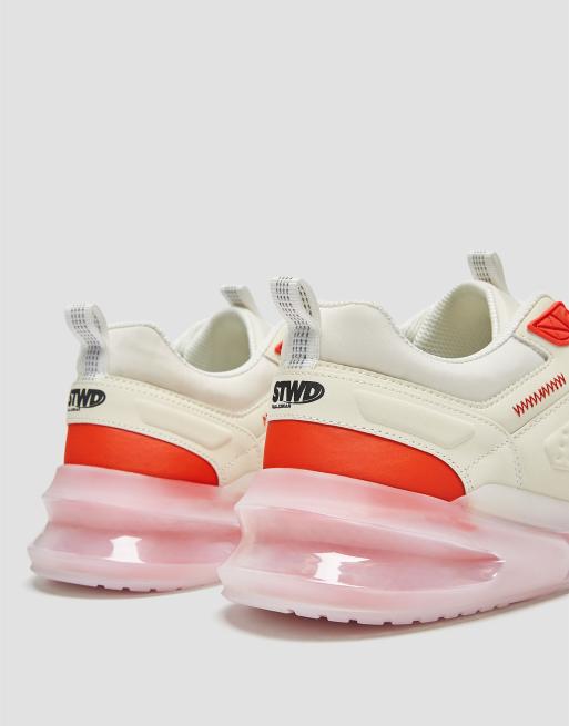 Pull Bear Sneaker in Wei mit roter Sohle