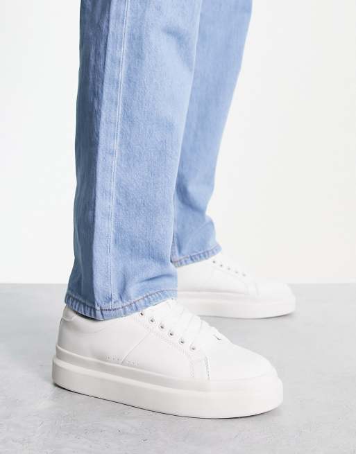 Pull&Bear – Sneaker zum Schnüren in Weiß mit dicker Sohle