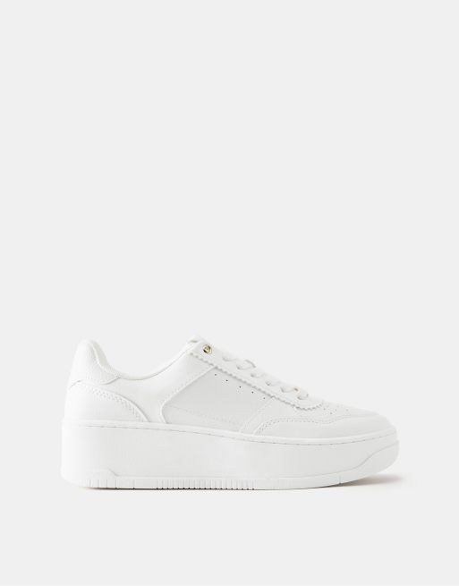 Pull&Bear - Sneakers con plateau bianche con dettagli