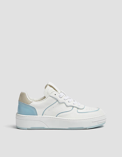 Pull&Bear - Sneakers in wit met contrasterend blauw 