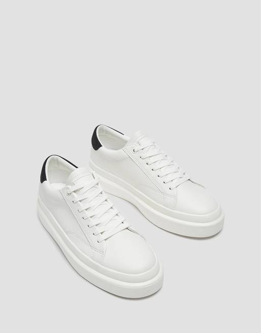 Pull&Bear - Sneakers met dikke zool en zwart lusje aan de achterkant in wit