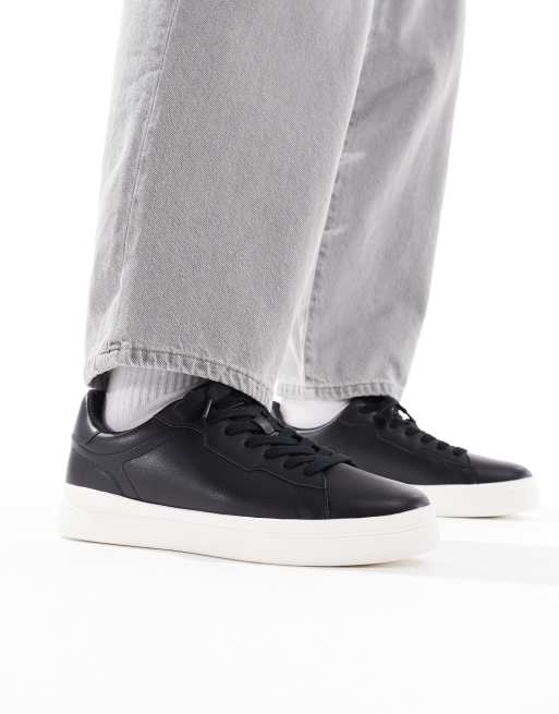 Pull&Bear - Sneakers nere stringate con suola a contrasto 