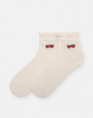 Pull & Bear - Socken in Weiß mit Kräuselsaum und Erdbeer-Motiv