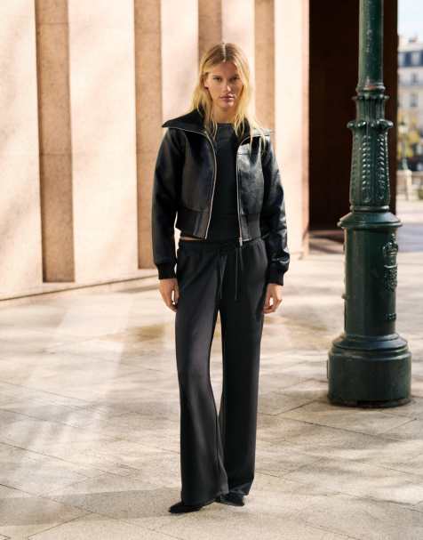 Pull&Bear Soft-touch wide-leg trousers in black - view 1
