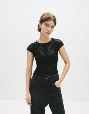 Pull & Bear - Spitzen-Oberteil in Schwarz mit Ziernähten