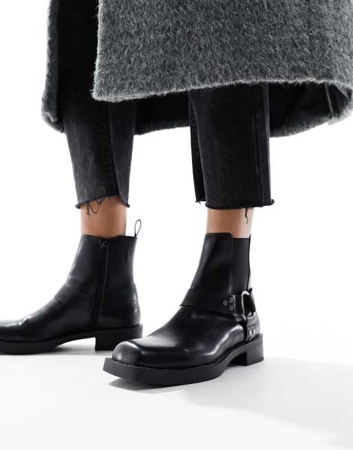 Square toe hot sale flat boots