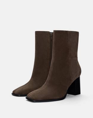 Pull & Bear - Stiefeletten aus Leder in Taupe mit hohem Absatz-Bunt