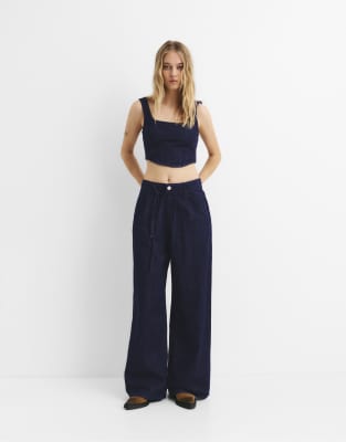 Pull & Bear - Straight Jeans in Marineblau mit Gürtel