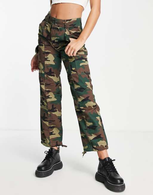 Pull&Bear straight leg cropped camo cargo pants in green | ASOS