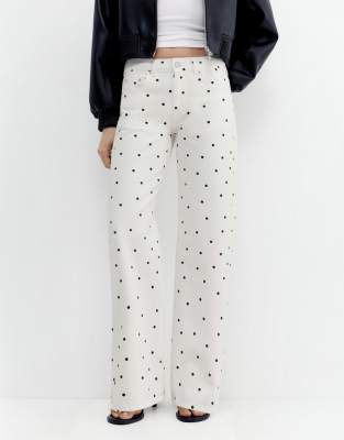 Pull & Bear - Straight-Leg-Jeans in Weiß mit Polka Dots