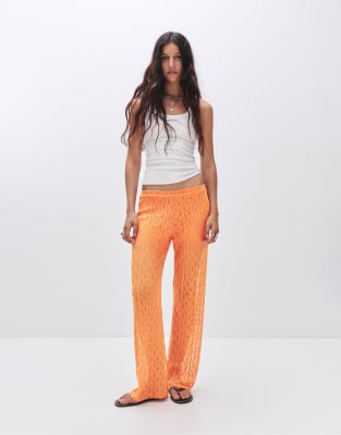 Pull & Bear - Strickhose in Orange mit weitem Bein