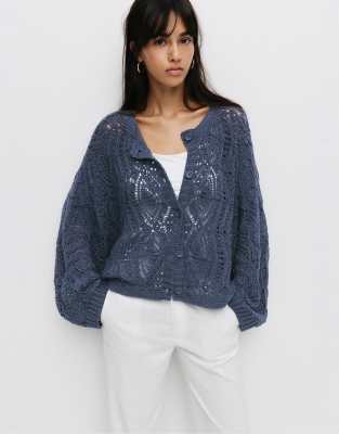 Pull & Bear - Strickjacke aus offenmaschigem Material in Indigoblau