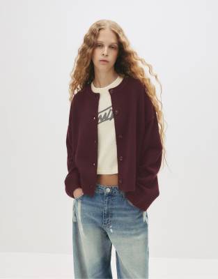 Pull & Bear - Strickjacke in Burgunderrot mit Raglanärmeln und Knöpfen