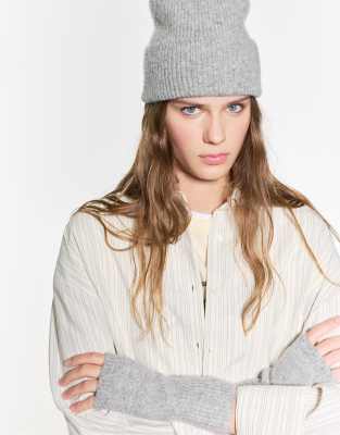 Pull & Bear - Strickmütze in Blassgrau