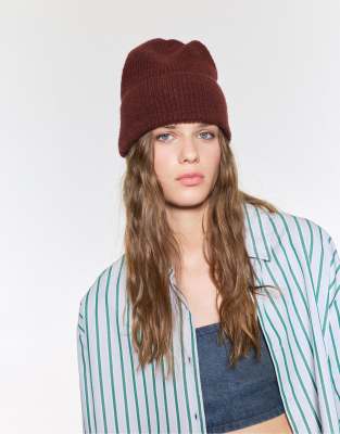 Pull & Bear - Strickmütze in Kastanienbraun-Rot