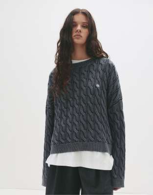 Pull & Bear - Strickpullover in verblasstem Marineblau mit Zopfmuster