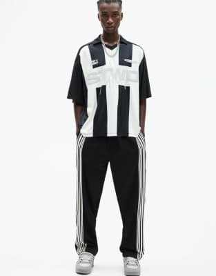 striped football t-shirt in black