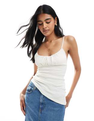 Pull & Bear - Strukturiertes Oberteil in Ecru mit asymmetrischem Saum-Weiß