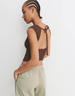 Pull & Bear - Strukturiertes T-Shirt in Braun mit Rückenausschnitt-Brown