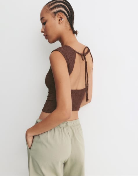 Pull&Bear – Strukturiertes T-Shirt in Braun mit Rückenausschnitt - view 1