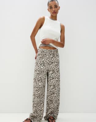 Pull&Bear STWD baggy jeans in leopard print - view 1