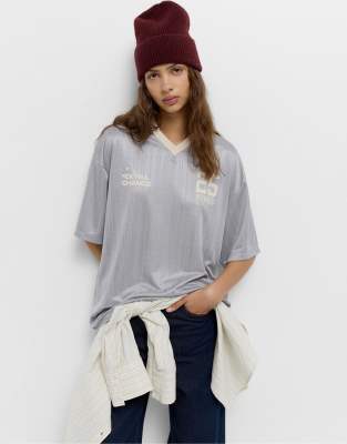 Pull & Bear - STWD - Fußball-T-Shirt aus Satin in Grau