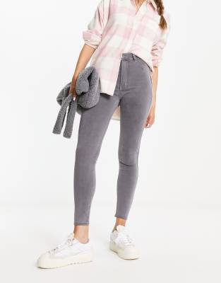 Pull & Bear - Supereng geschnittene Jeans in Grau mit hohem Bund