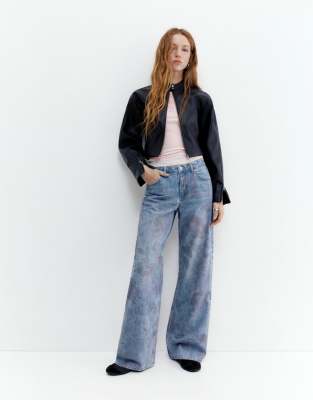 Pull & Bear - Superweite Jeans in Mittelblau mit Blumenmuster