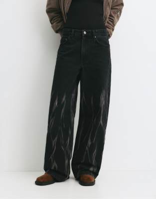Pull & Bear - Superweite Jeans in Schwarz mit Flammenprint