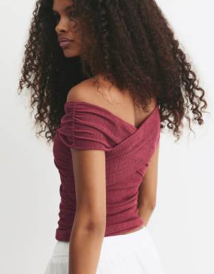 Pull & Bear - Surplice - Oberteil in Burgunderrot mit Carmen-Ausschnitt