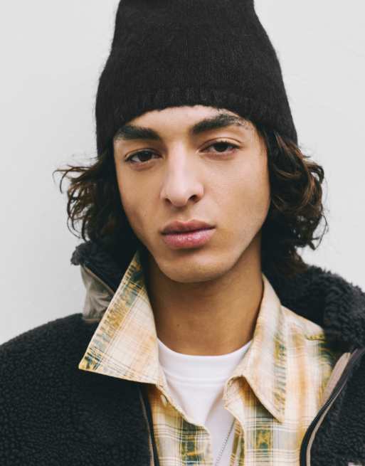 Pull&Bear – Svart, lurvigt stickad mössa