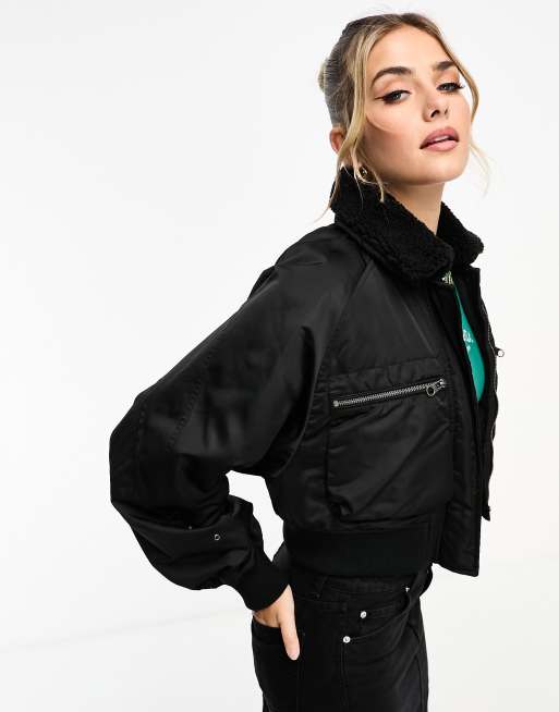 Pull&Bear – Svart vadderad bomberjacka i kort design