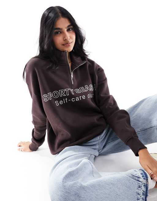 Pull&Bear - Sweater med 'Sporty Season'-grafik og lynlås i halsen i chokoladebrun