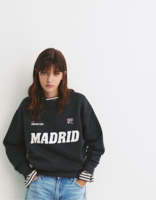 Pull & Bear - Sweatshirt in Grau mit „Madrid"-Print