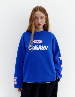 Pull & Bear - Sweatshirt in kräftigem Blau mit Sternprint