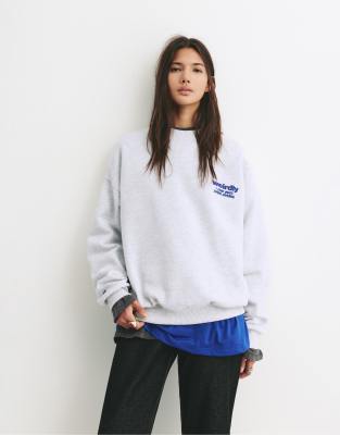 Pull & Bear - Sweatshirt in meliertem Grau mit „Weirdly"-Print