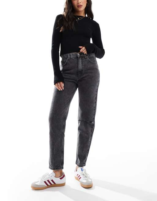 Pull&Bear – Szare mom jeans z efektem sprania i przetarciem na kolanie