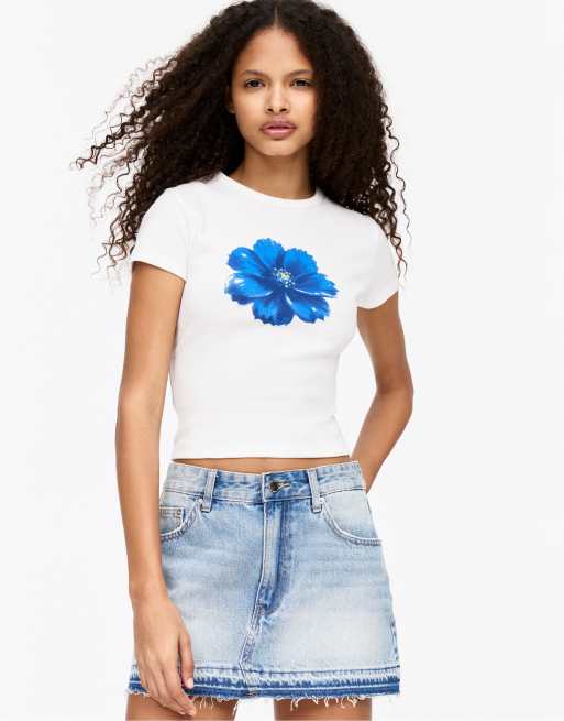Pull&Bear - T-shirt aderente bianco sporco con stampa di fiore blu