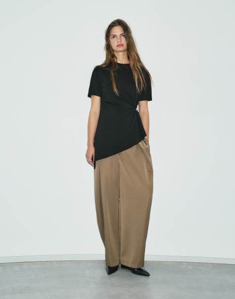 Pull&Bear t-shirt asymétrique avec appliqué noir - view 1