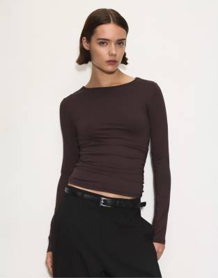 Pull & Bear - T-Shirt aus Polyamid in Braun mit Rückenausschnitt-Brown