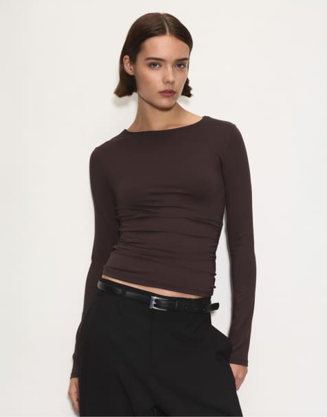 Pull&Bear – T-Shirt aus Polyamid in Braun mit Rückenausschnitt - view 1