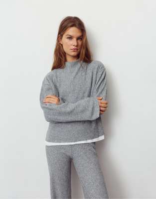 Pull & Bear - T-Shirt aus weichem Strick in Grau