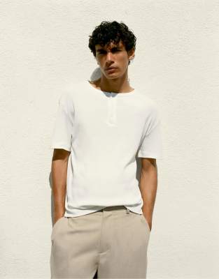 Pull & Bear - T-shirt basique à col boutonné - Blanc