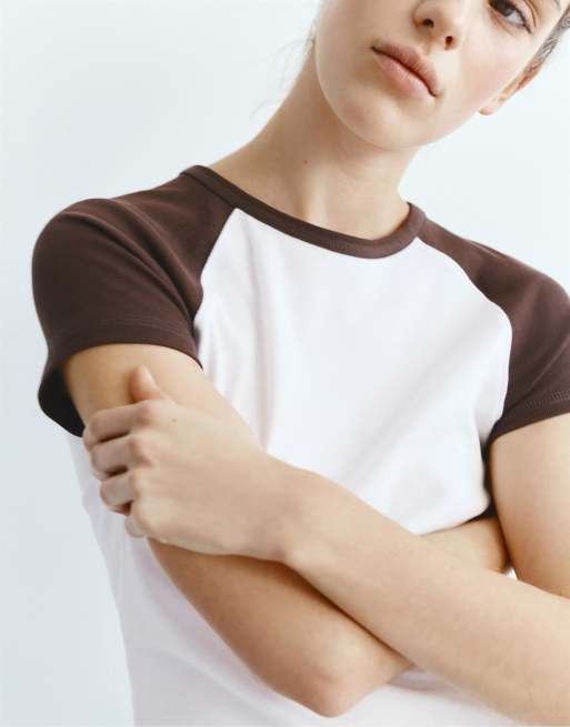 Pull&Bear - T-shirt con maniche raglan marrone, 3 di 4