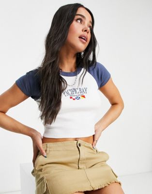 Pull&Bear - T-shirt crop top à motif Pacific Bay avec logo - Taupe | ASOS