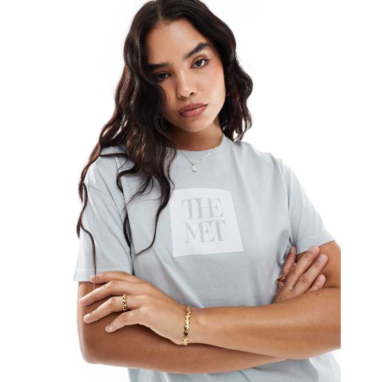Pull&Bear – T-Shirt in Blassblau mit „The Met“-Grafik | ASOS