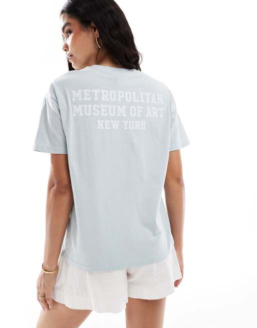 Pull&Bear – T-Shirt in Blassblau mit „The Met“-Grafik | ASOS