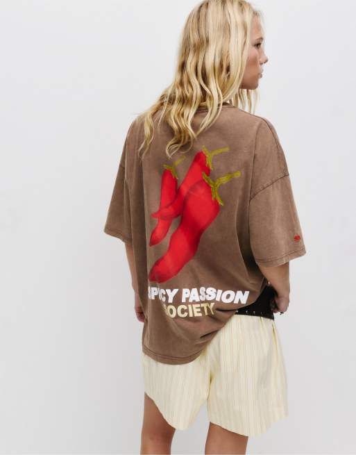 Pull&Bear – T-Shirt in Braun mit Chili-Print